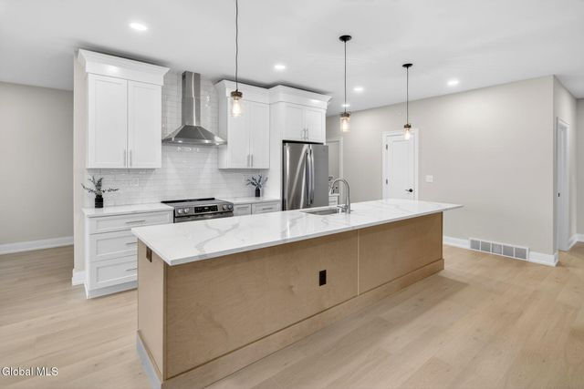 607 Vly Pointe Drive, Niskayuna, NY 12309