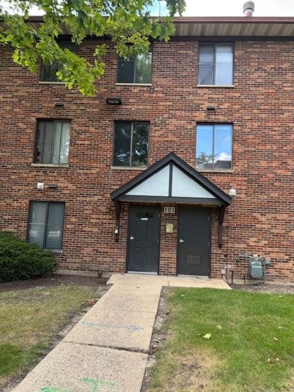101 Gregory Street 12, Aurora, IL 60504