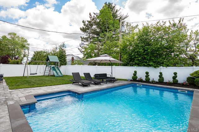 10 Jeremy Avenue, Plainview, NY 11803