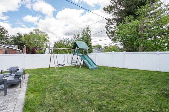 10 Jeremy Avenue, Plainview, NY 11803