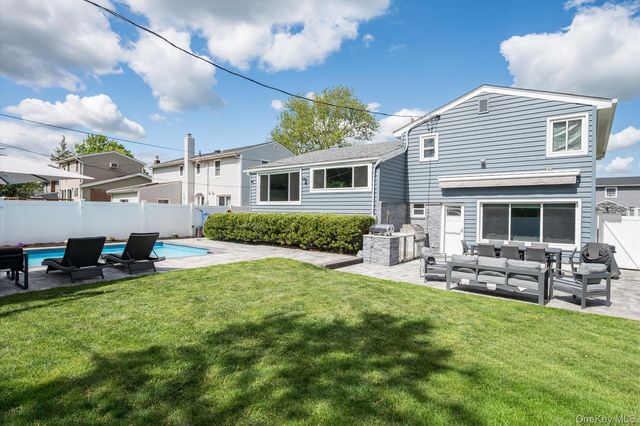 10 Jeremy Avenue, Plainview, NY 11803