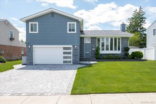 10 Jeremy Avenue, Plainview, NY 11803