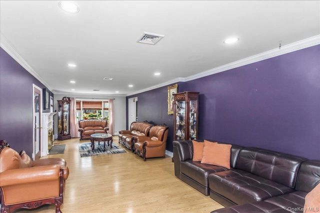 1091 Westminster Avenue, Dix Hills, NY 11746