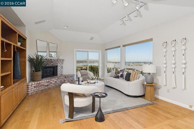 1087 1087 Hillside Dr, Martinez, CA 94553