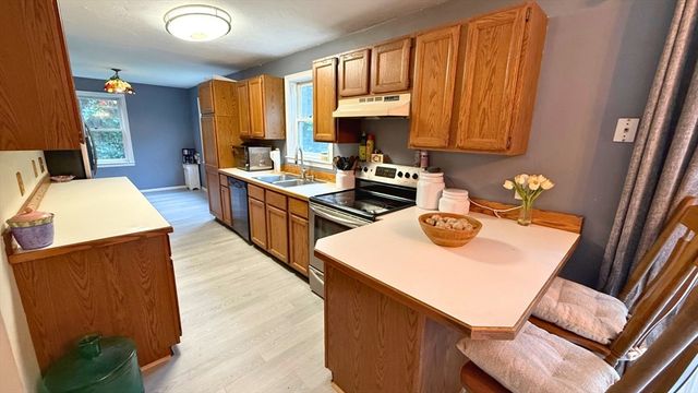 14 Indian Ridge Dr, Leominster, MA 01453