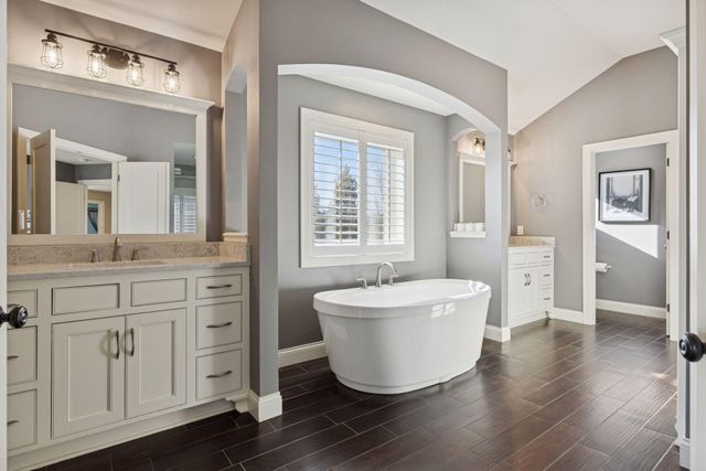 66 Monarch Way, North Oaks, MN 55127