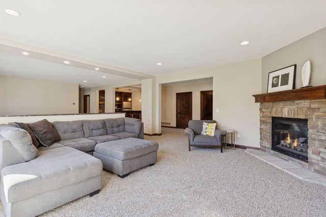 66 Monarch Way, North Oaks, MN 55127