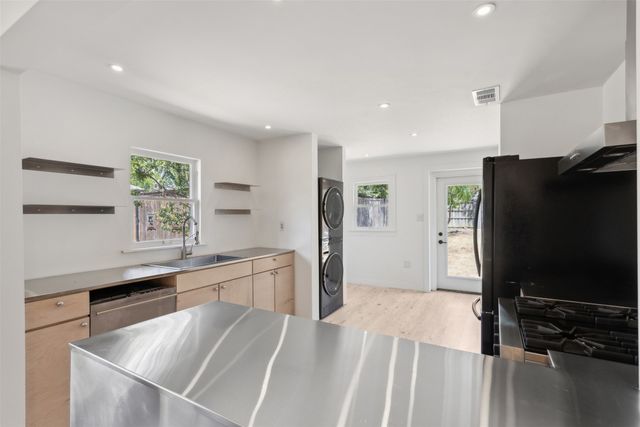 2511 Burlington Boulevard, Dallas, TX 75211