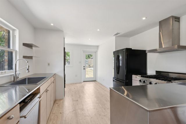 2511 Burlington Boulevard, Dallas, TX 75211