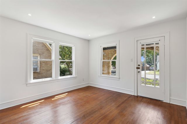 2511 Burlington Boulevard, Dallas, TX 75211