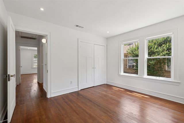 2511 Burlington Boulevard, Dallas, TX 75211