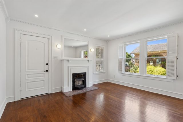 2511 Burlington Boulevard, Dallas, TX 75211