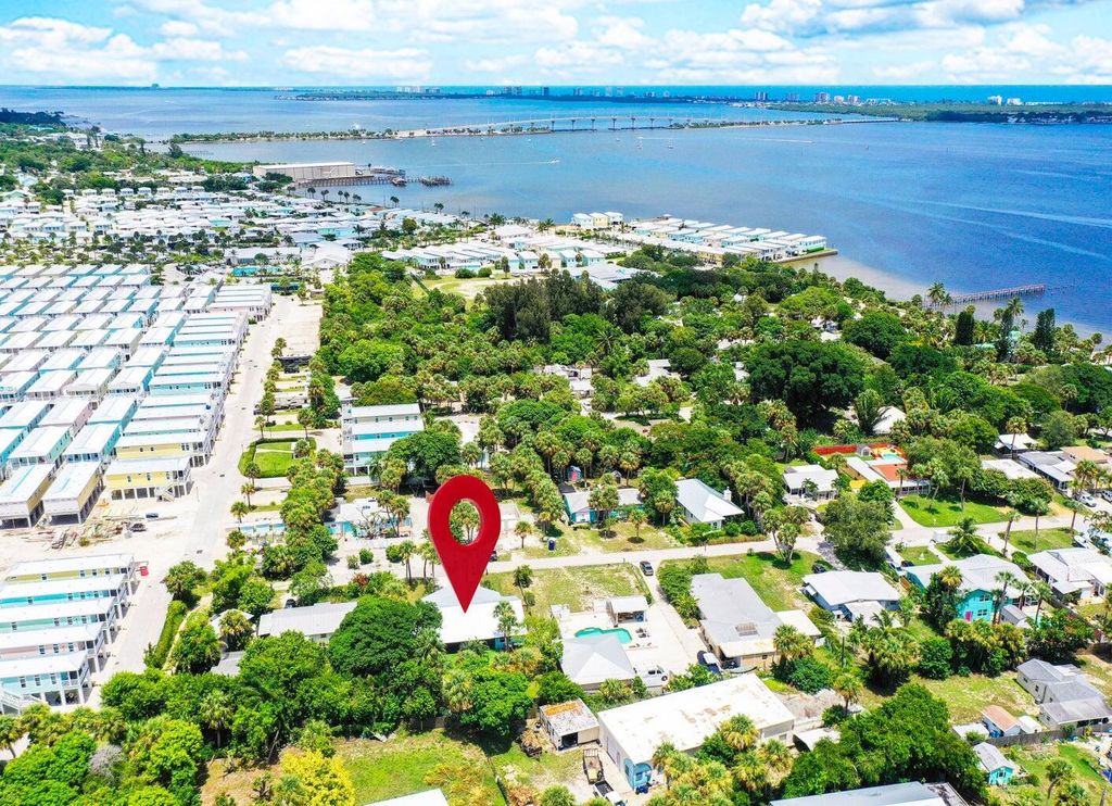 2132 NE Pelican Terrace, Jensen Beach, FL 34957