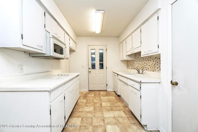 105 Cox Boulevard, Lansing, MI 48910