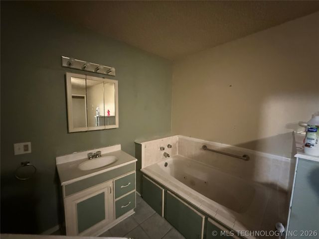 205 W Ragan Street, Henryetta, OK 74437