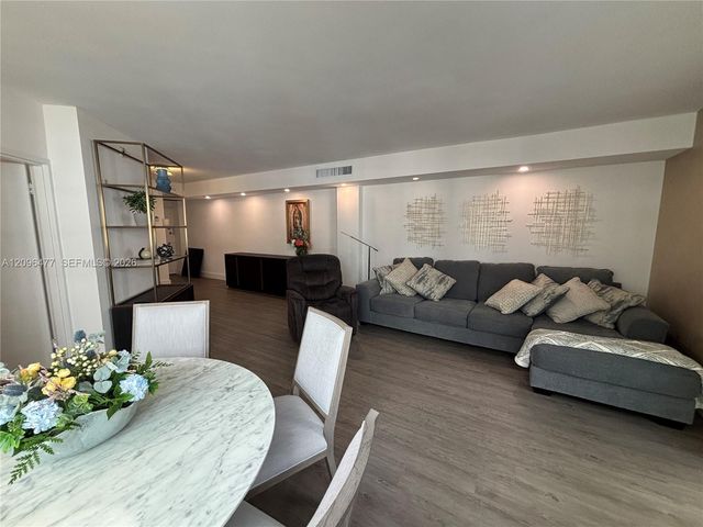 905 Brickell Bay Drive 1124, Miami, FL 33131