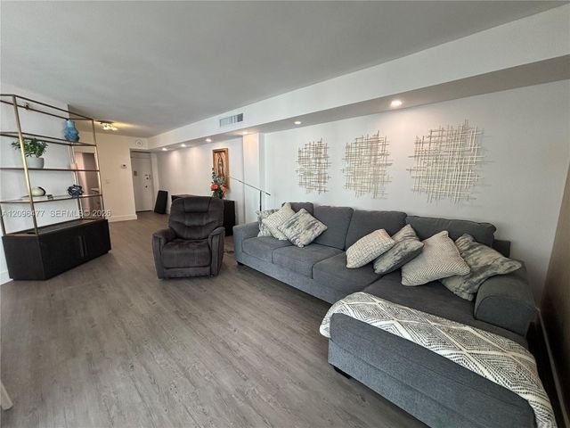 905 Brickell Bay Drive 1124, Miami, FL 33131