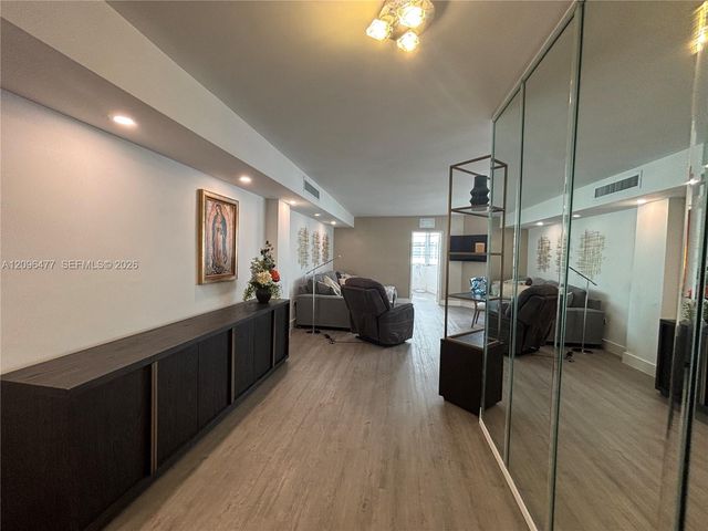 905 Brickell Bay Drive 1124, Miami, FL 33131
