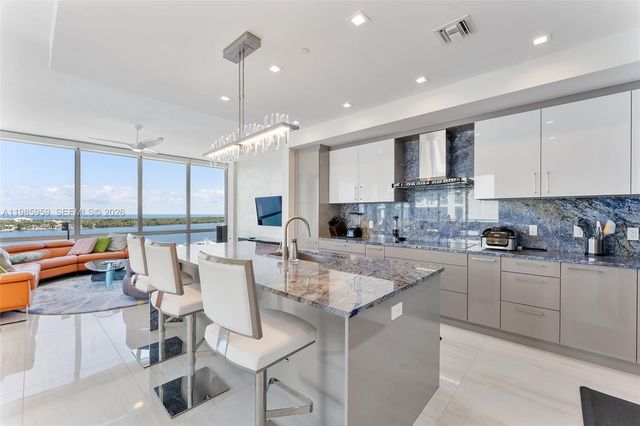 3 Water Club Way 1401, North Palm Beach, FL 33408