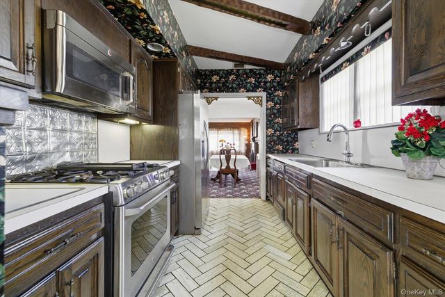 360 Raymond Street, Rockville Centre, NY 11570