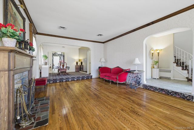 360 Raymond Street, Rockville Centre, NY 11570