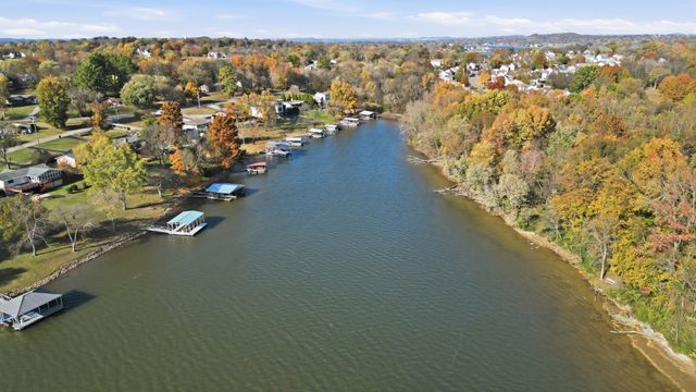 160 Waters Edge Ln, Hendersonville, TN 37075