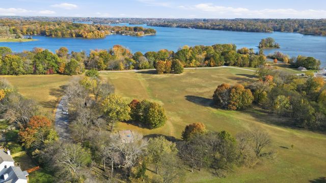 160 Waters Edge Ln, Hendersonville, TN 37075