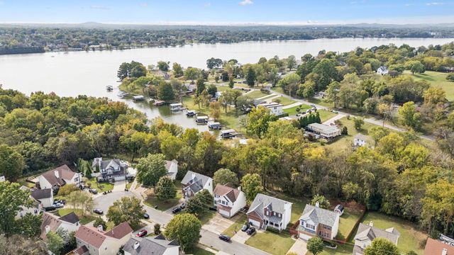 160 Waters Edge Ln, Hendersonville, TN 37075