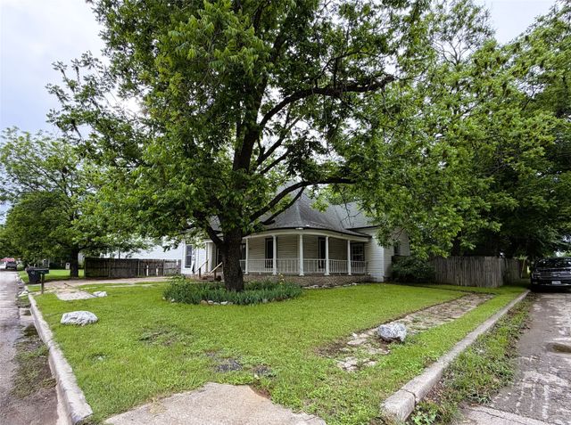 215 Heath Street, Cleburne, TX 76031