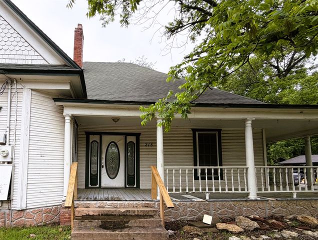 215 Heath Street, Cleburne, TX 76031