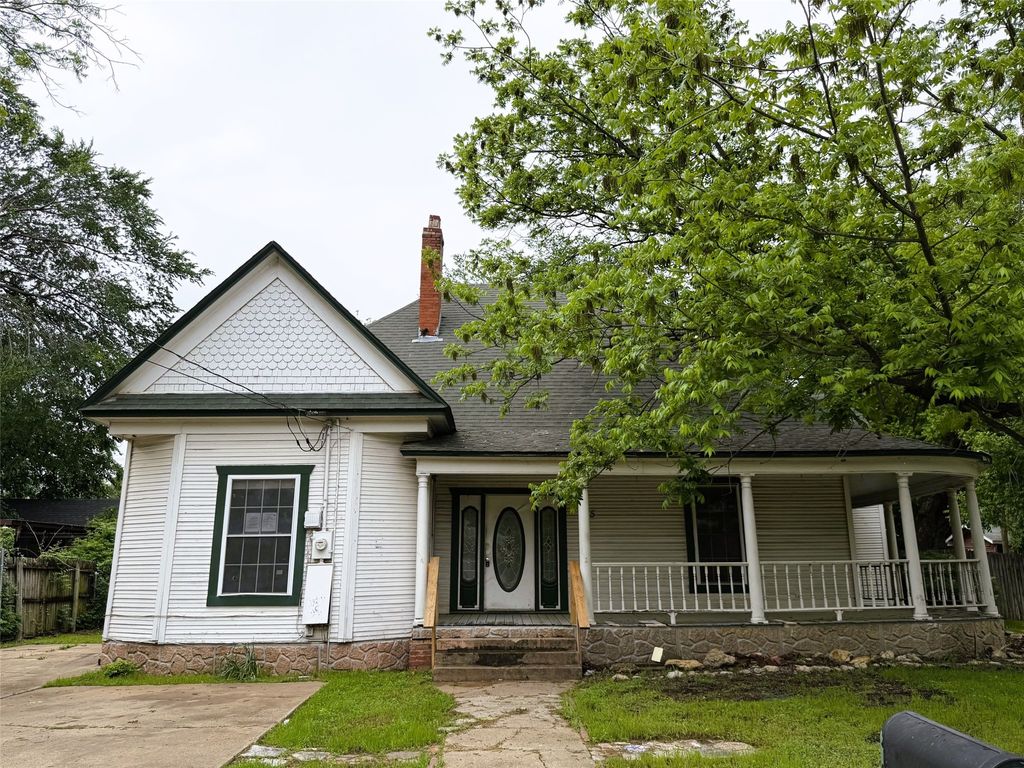 215 Heath Street, Cleburne, TX 76031