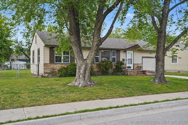 106 W 7th Street, Owasso, OK 74055