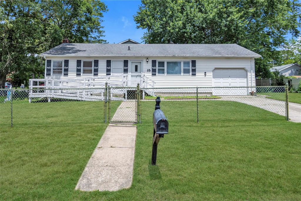 15 Pinelawn Avenue, Farmingville, NY 11738