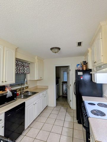 206 Caravan Lane, Kinsey, AL 36303