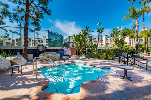 5565 Canoga Avenue 307, Woodland Hills, CA 91367