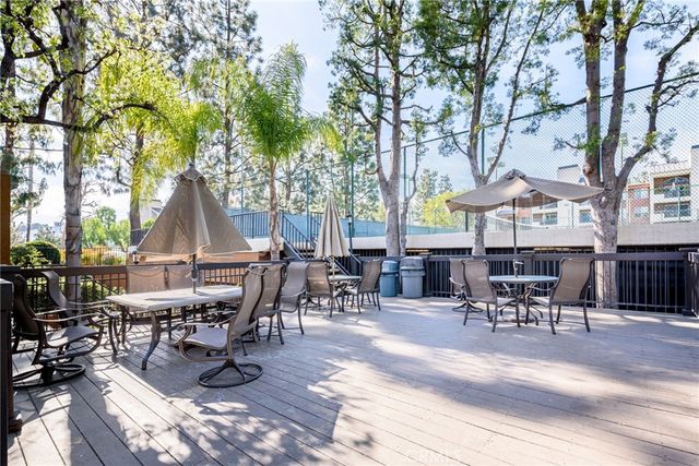 5565 Canoga Avenue 307, Woodland Hills, CA 91367