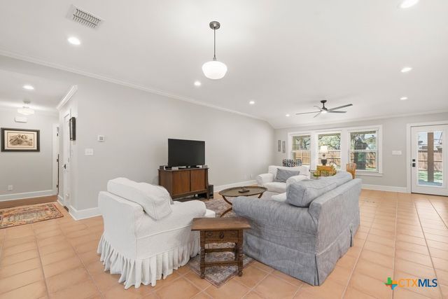 2 La Mesa Drive, New Braunfels, TX 78130