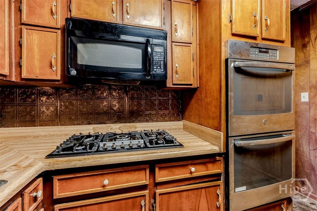 Image 10 of property listing at 1119 W 49th Street, Savannah, GA 31405