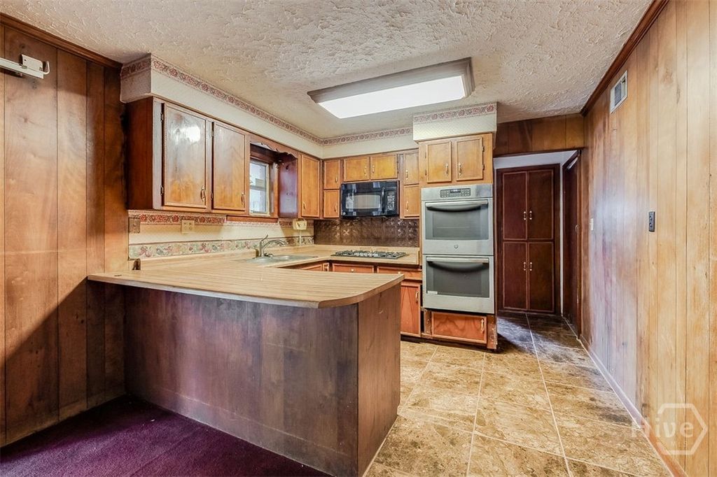 Image 11 of property listing at 1119 W 49th Street, Savannah, GA 31405