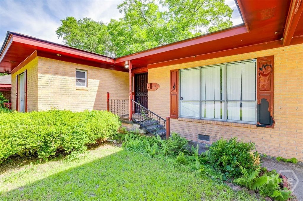 Image 3 of property listing at 1119 W 49th Street, Savannah, GA 31405