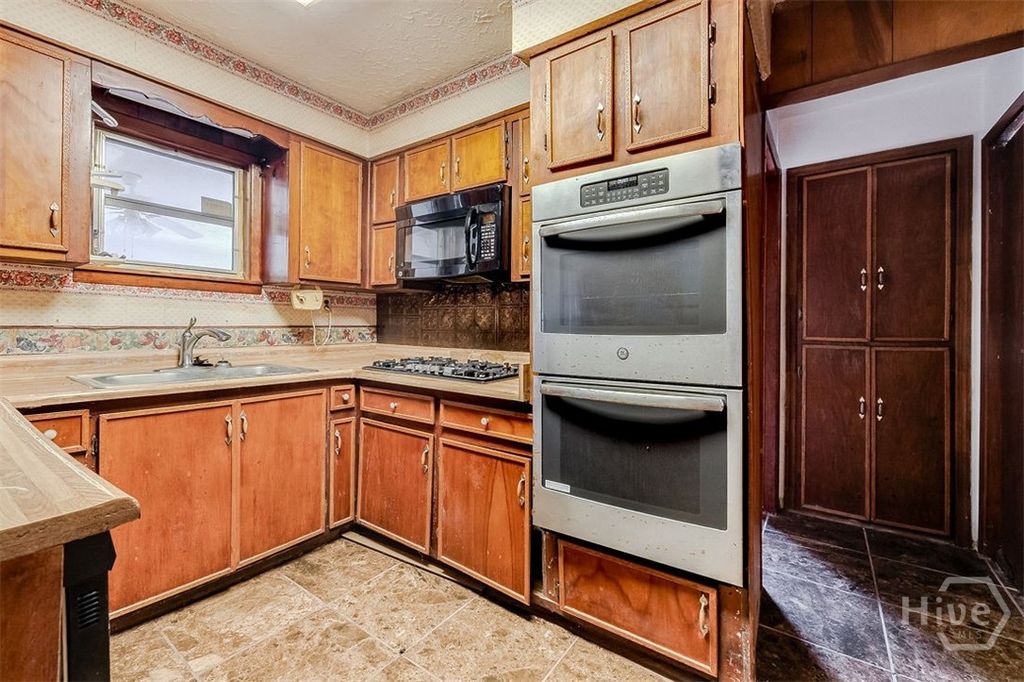 Image 8 of property listing at 1119 W 49th Street, Savannah, GA 31405