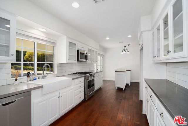 22960 Erwin Street, Woodland Hills (los Angeles), CA 91367