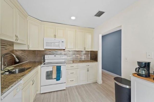 9302 SW 5th St B, Boca Raton, FL 33428