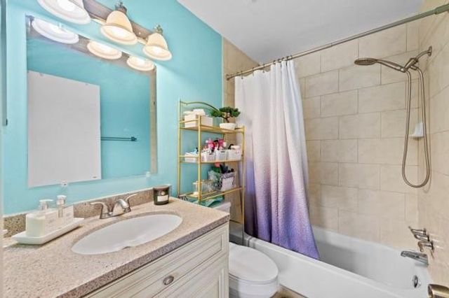 9302 SW 5th St B, Boca Raton, FL 33428