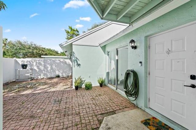 9302 SW 5th St B, Boca Raton, FL 33428