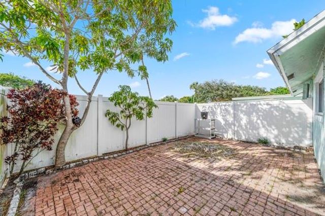 9302 SW 5th St B, Boca Raton, FL 33428