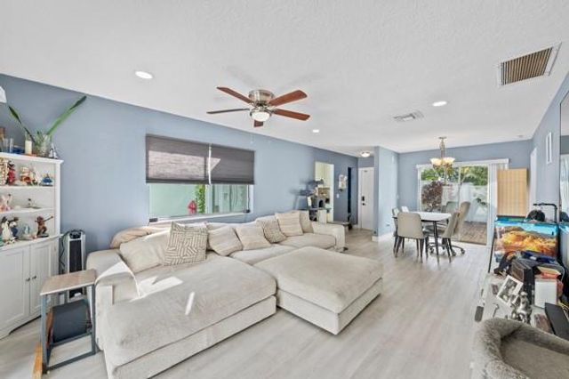 9302 SW 5th St B, Boca Raton, FL 33428