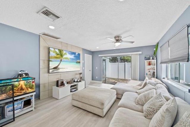 9302 SW 5th St B, Boca Raton, FL 33428