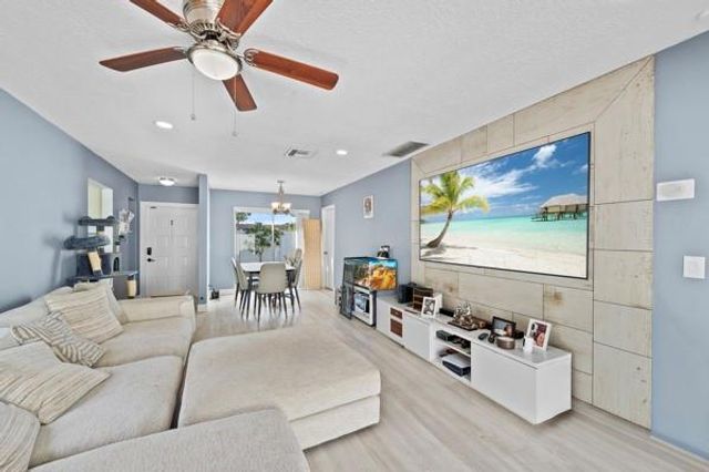 9302 SW 5th St B, Boca Raton, FL 33428