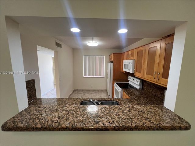 379 Lakeview Dr 205, Weston, FL 33326